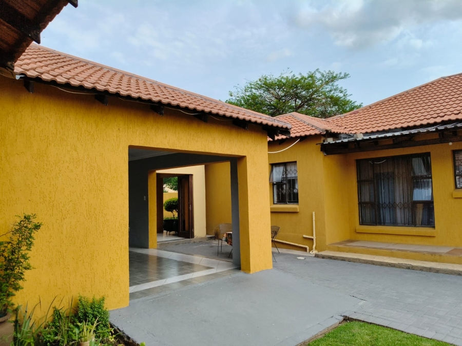 8 Bedroom Property for Sale in Monakato North West